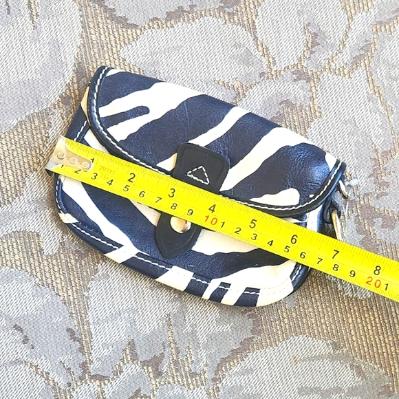 Small Dooney zebra coin/wristlet purse ! - Picture 8 of 8